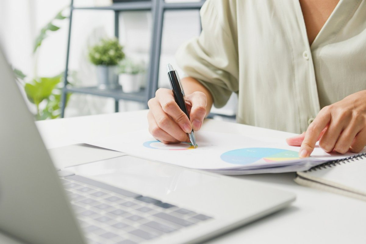 vestuario-casual-de-jovem-empresaria-freelance-usando-laptop-trabalhando-na-sala-de-estar-em-casa