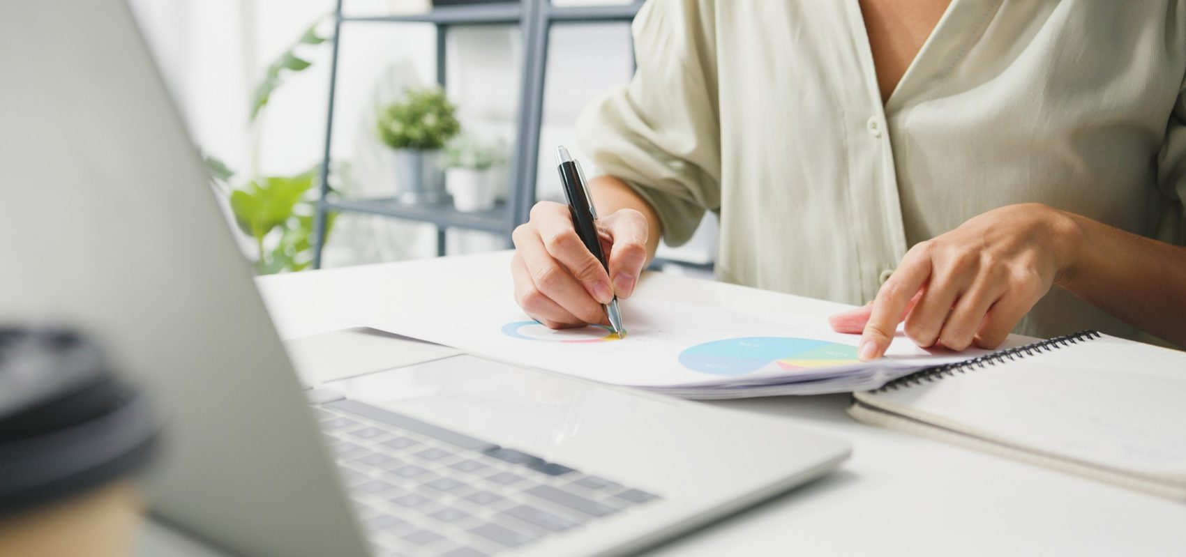vestuario-casual-de-jovem-empresaria-freelance-usando-laptop-trabalhando-na-sala-de-estar-em-casa